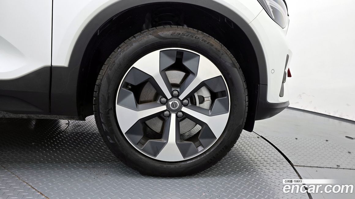 Volvo XC40 2025