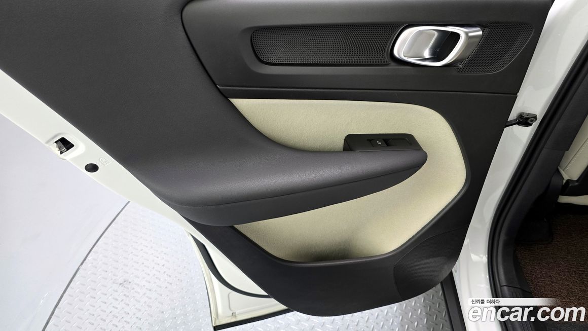 Volvo XC40 2025