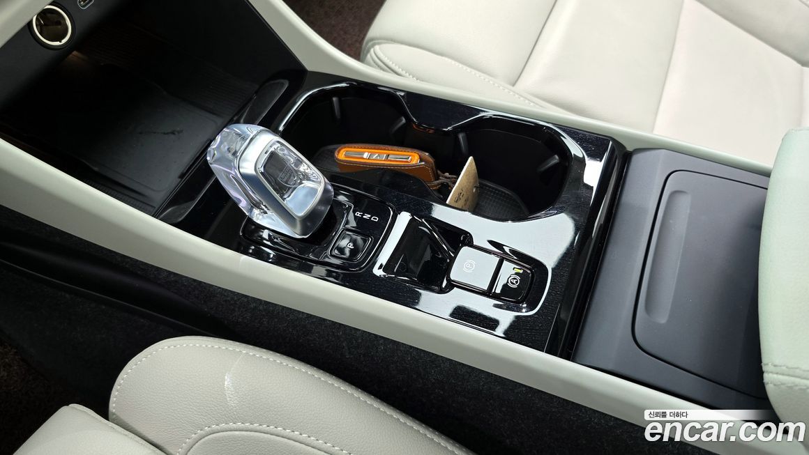 Volvo XC40 2025