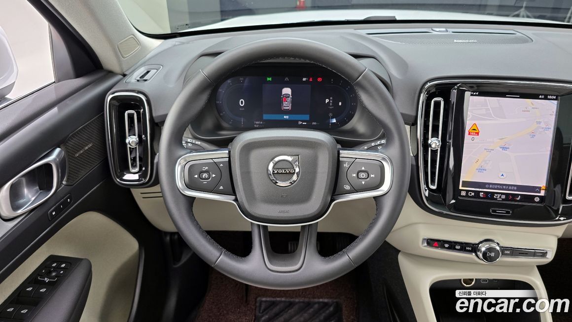 Volvo XC40 2025