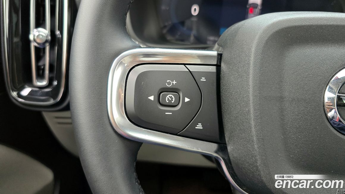 Volvo XC40 2025