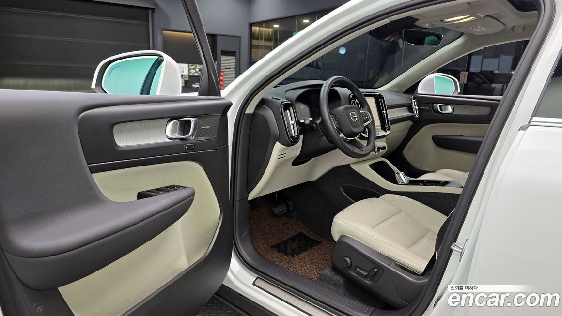 Volvo XC40 2025