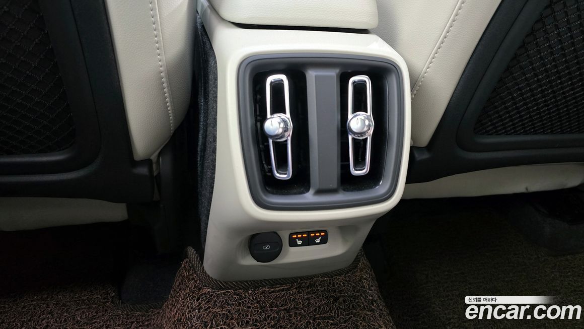 Volvo XC40 2025