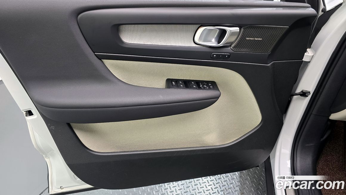 Volvo XC40 2025