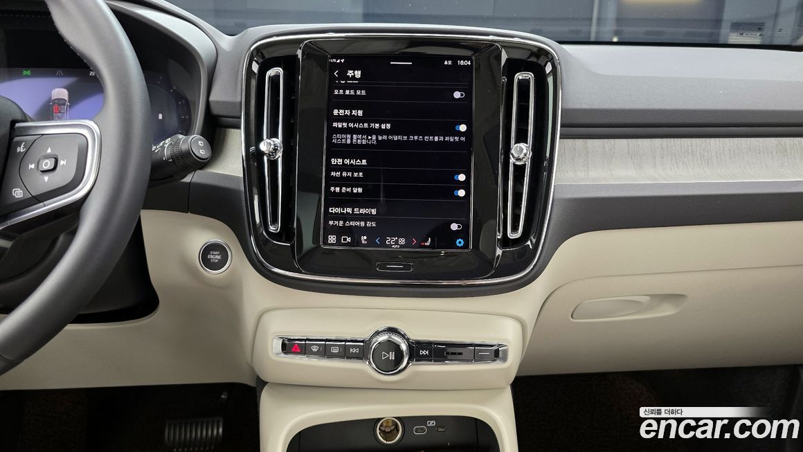 Volvo XC40 2025