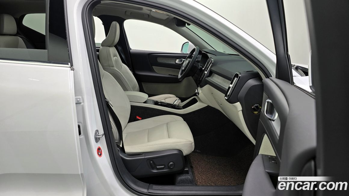 Volvo XC40 2025