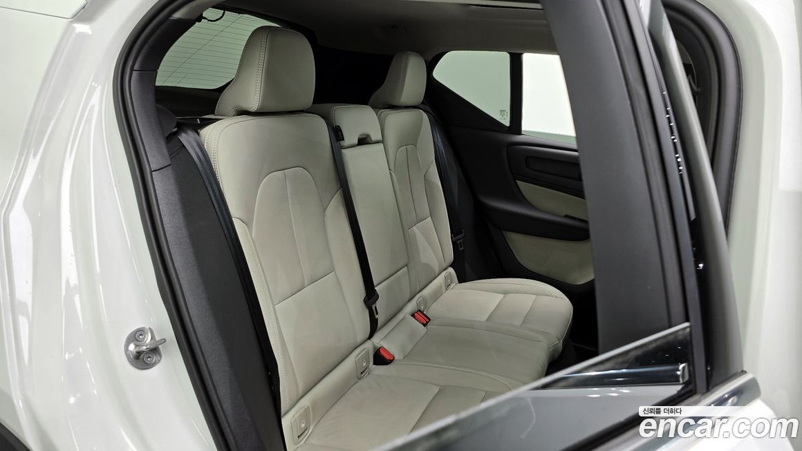 Volvo XC40 2025