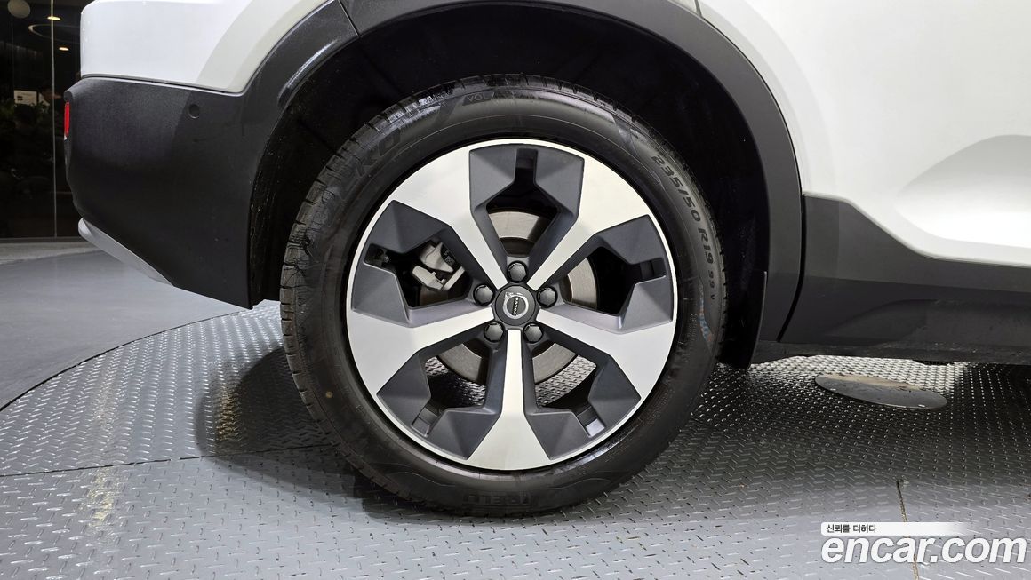 Volvo XC40 2025