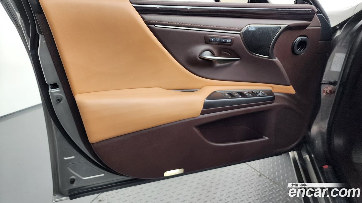 Lexus ES 2021