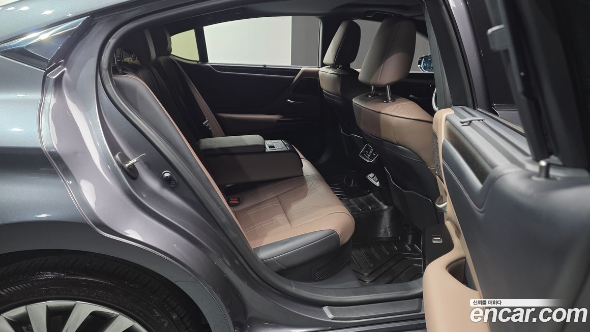 Lexus ES 2025