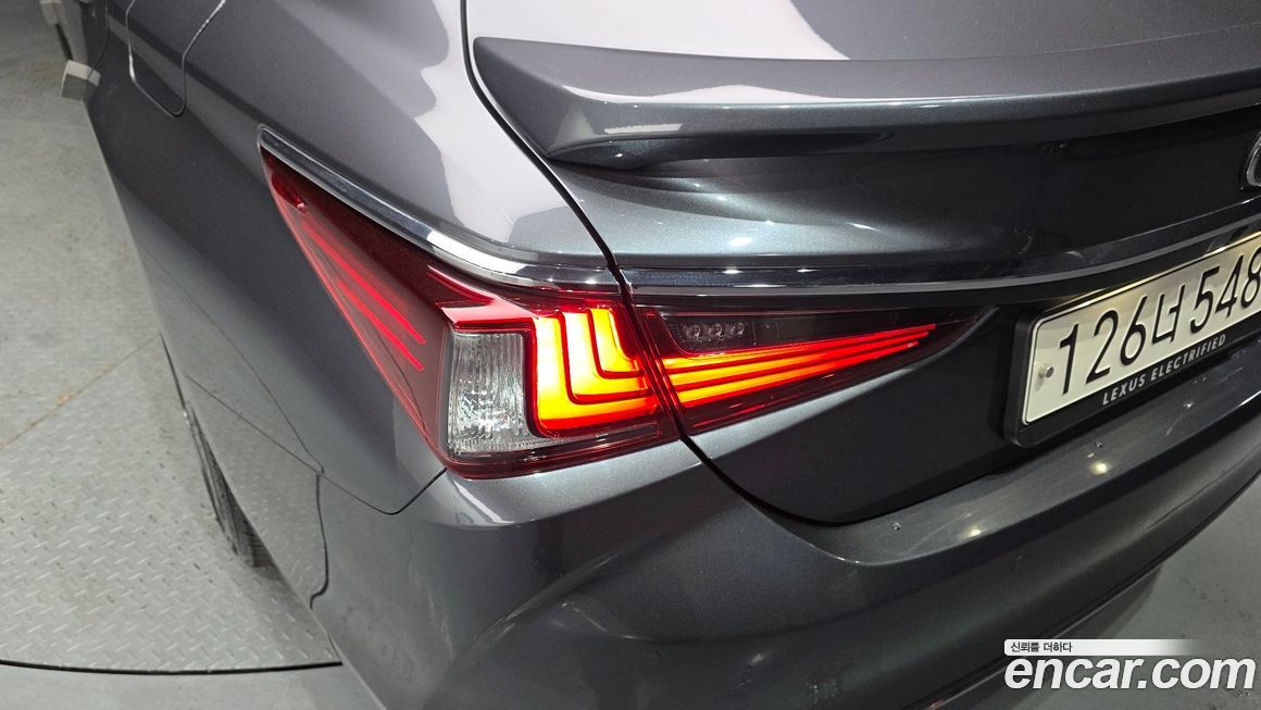 Lexus ES 2025