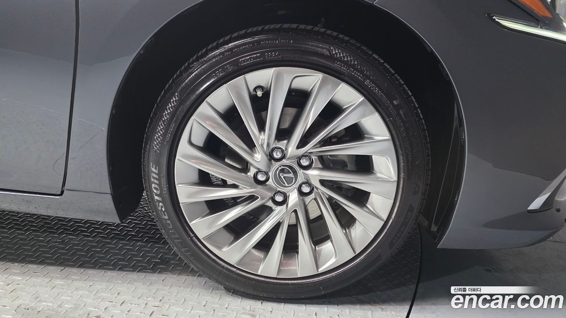Lexus ES 2025