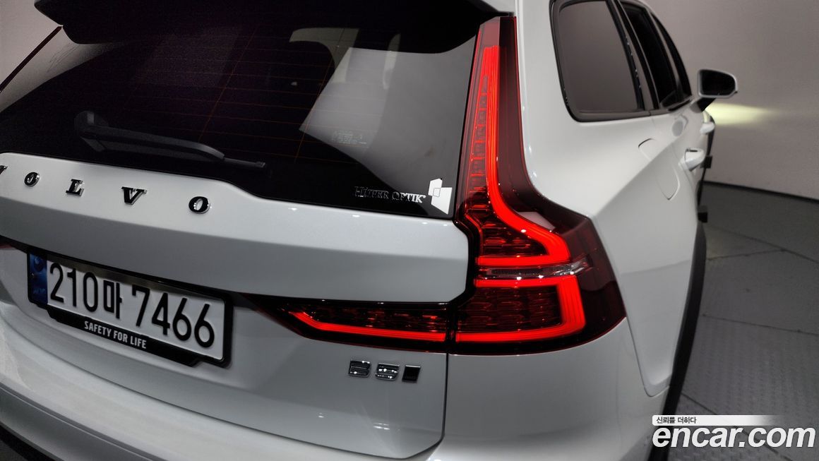 Volvo V60 2025