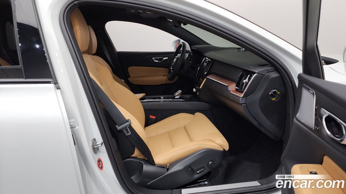 Volvo V60 2025