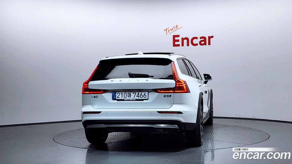 Volvo V60 2025