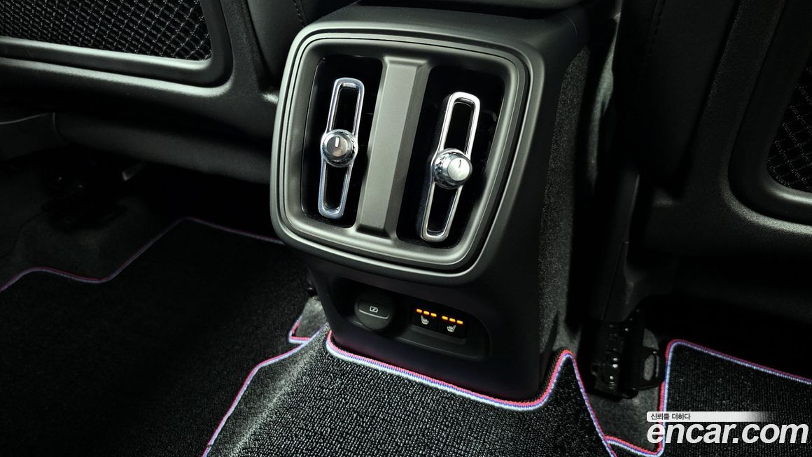 Volvo XC40 2025