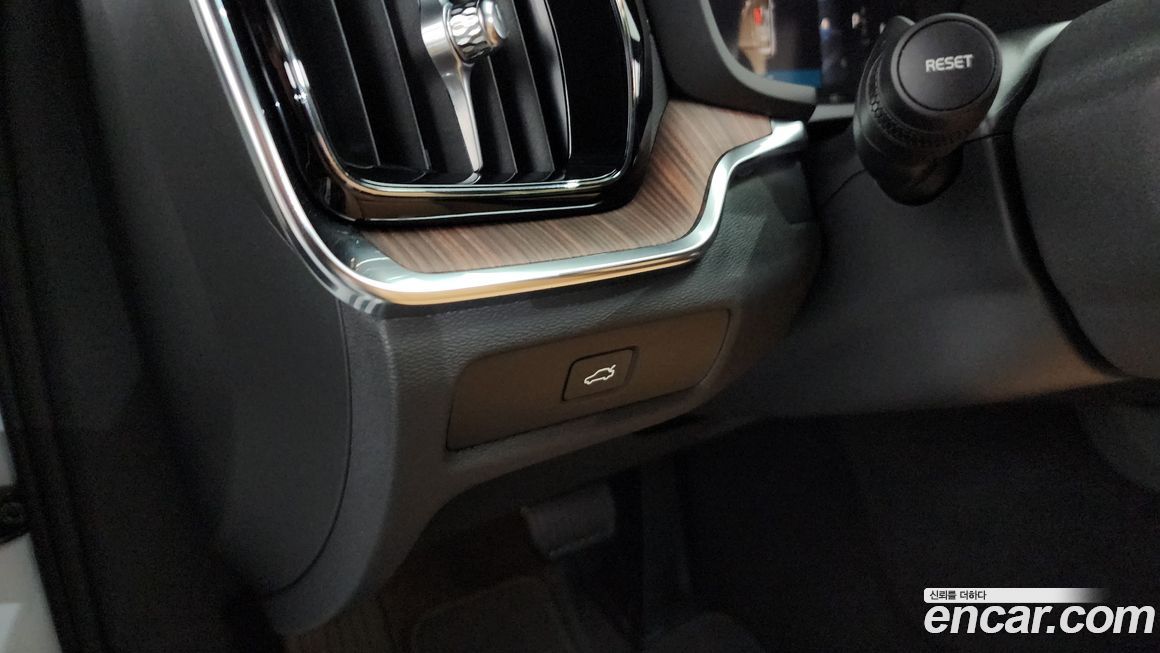 Volvo V60 2025