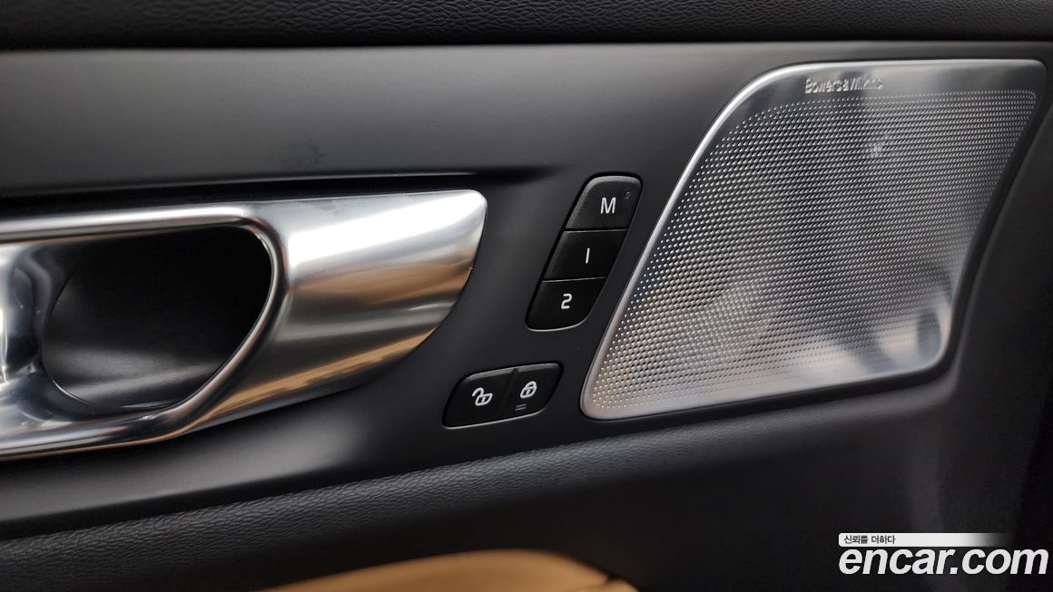 Volvo V60 2025