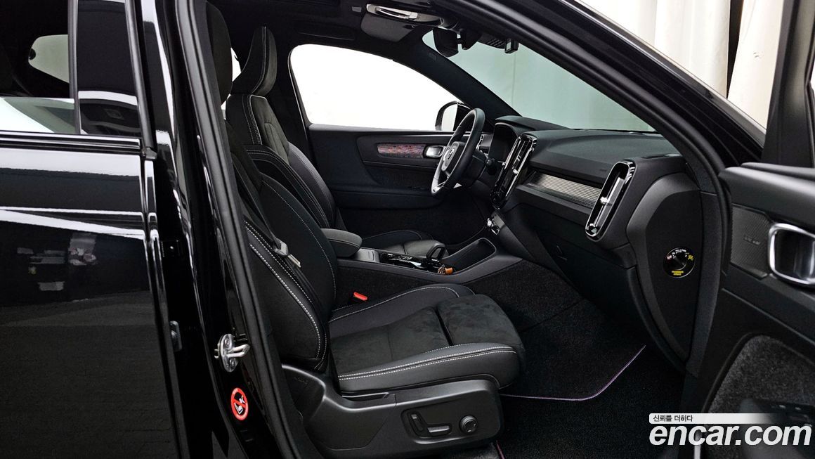 Volvo XC40 2025
