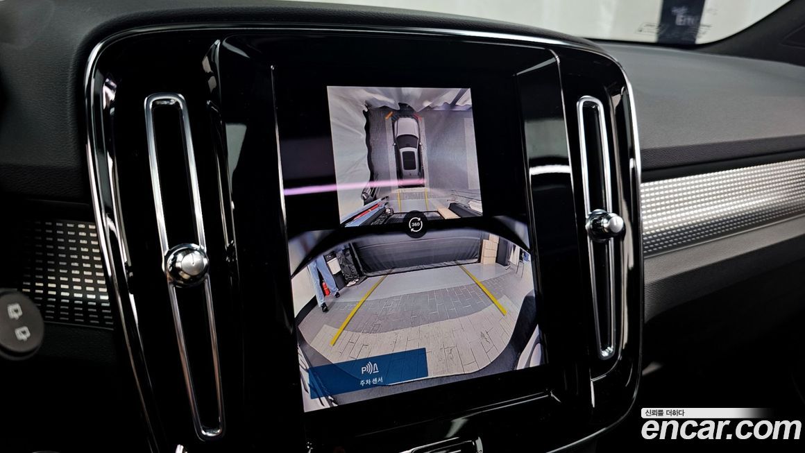 Volvo XC40 2025