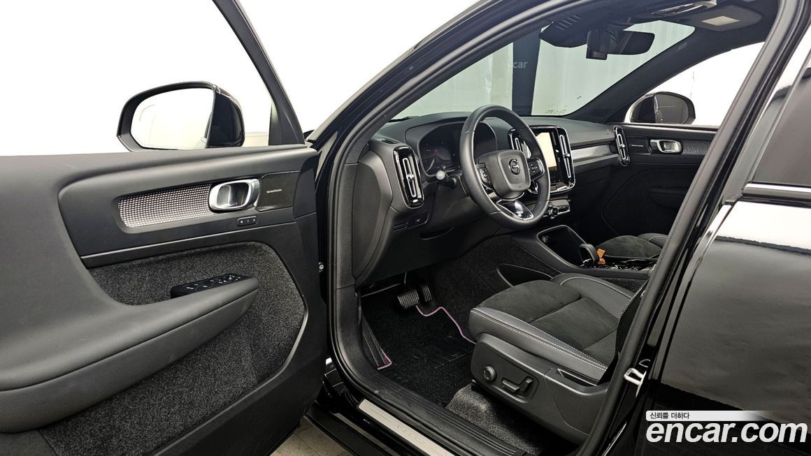 Volvo XC40 2025
