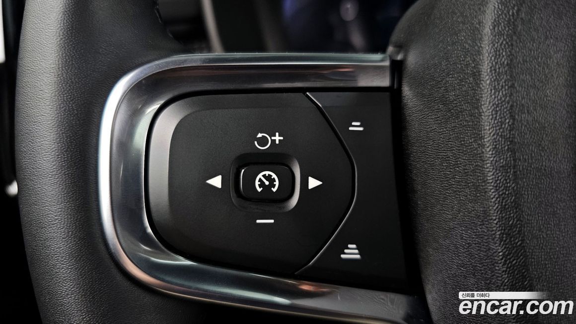 Volvo XC40 2025