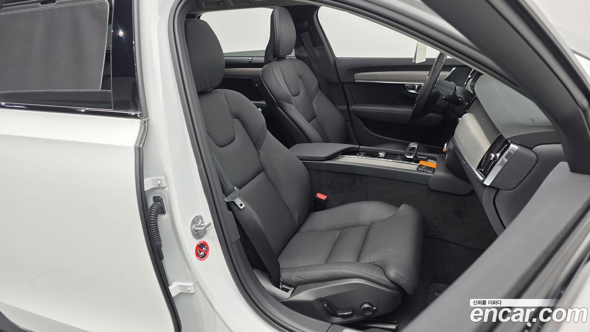 Volvo V90 2025