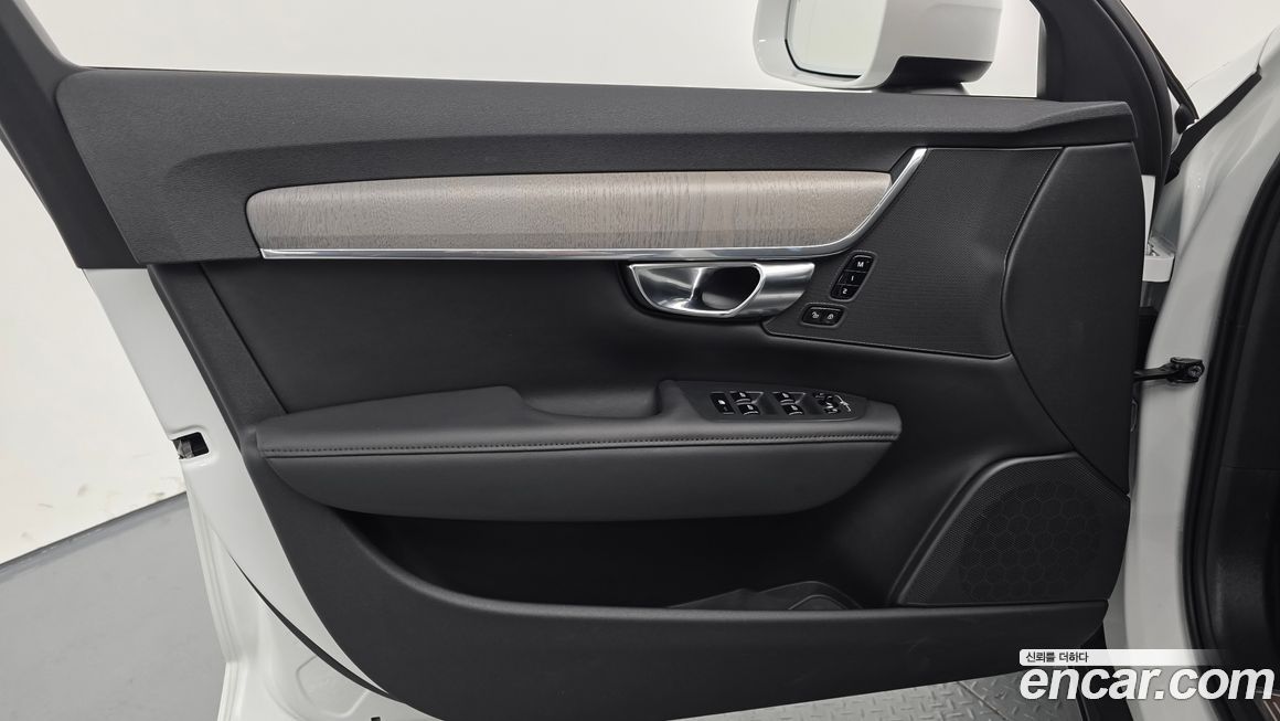 Volvo V90 2025
