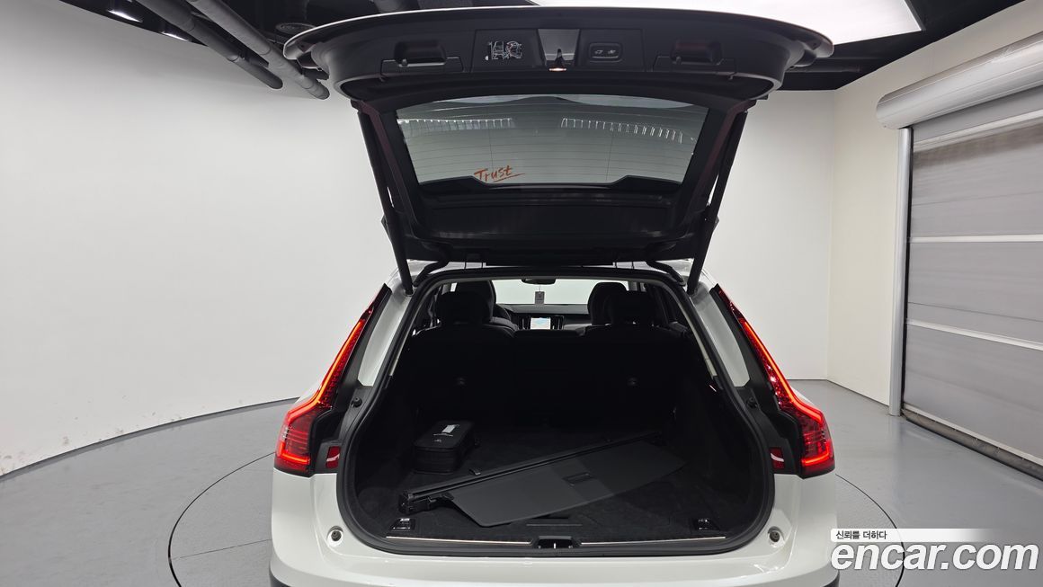 Volvo V90 2025