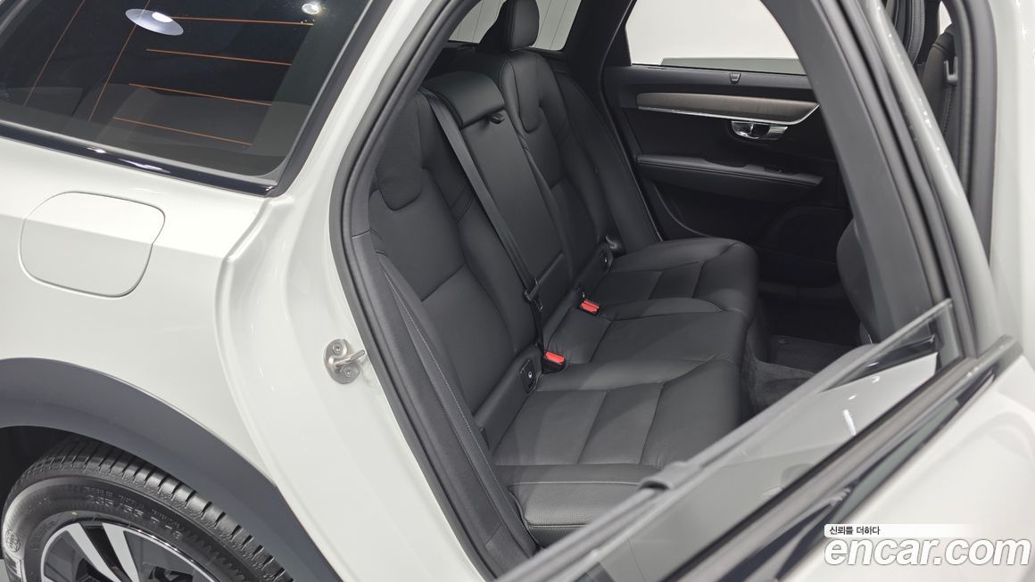 Volvo V90 2025