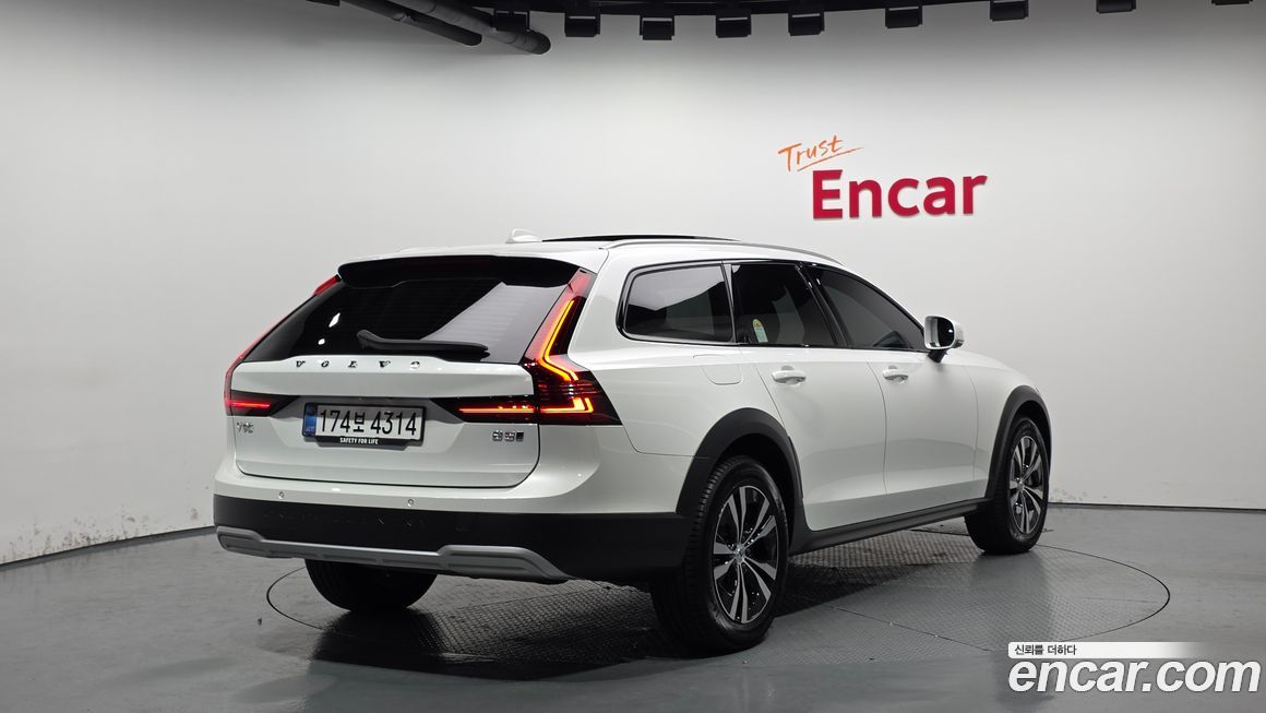 Volvo V90 2025