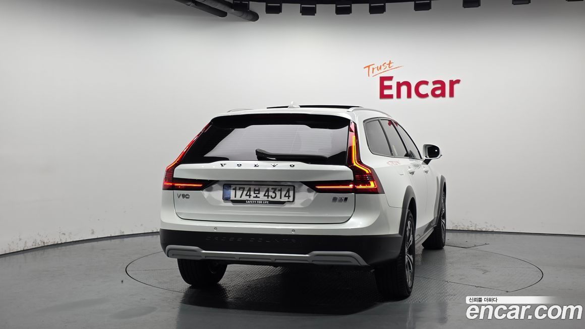 Volvo V90 2025