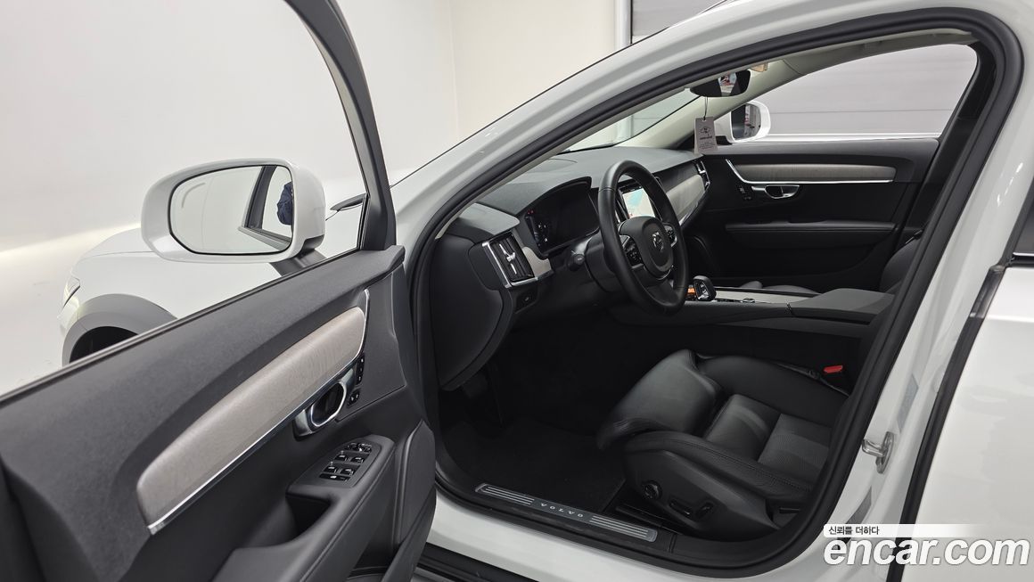 Volvo V90 2025