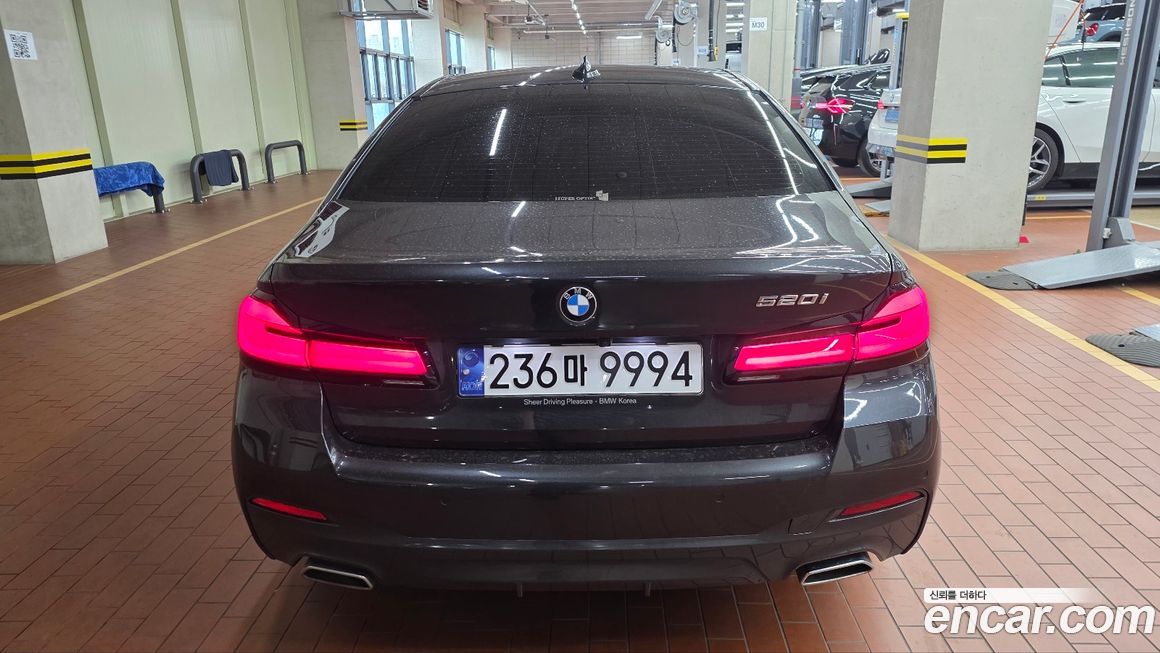 BMW 5-Series 2023