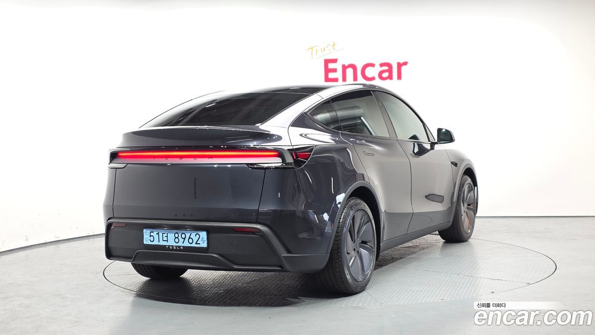 Tesla Model Y 2025