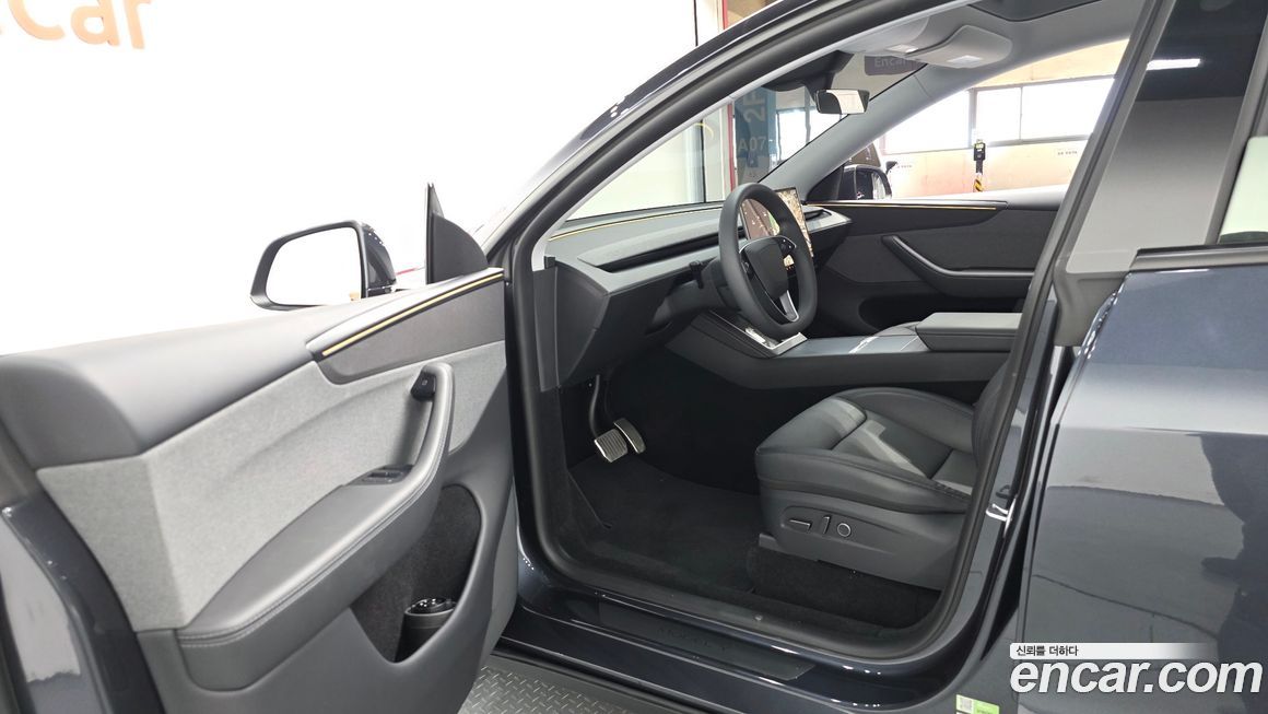 Tesla Model Y 2025