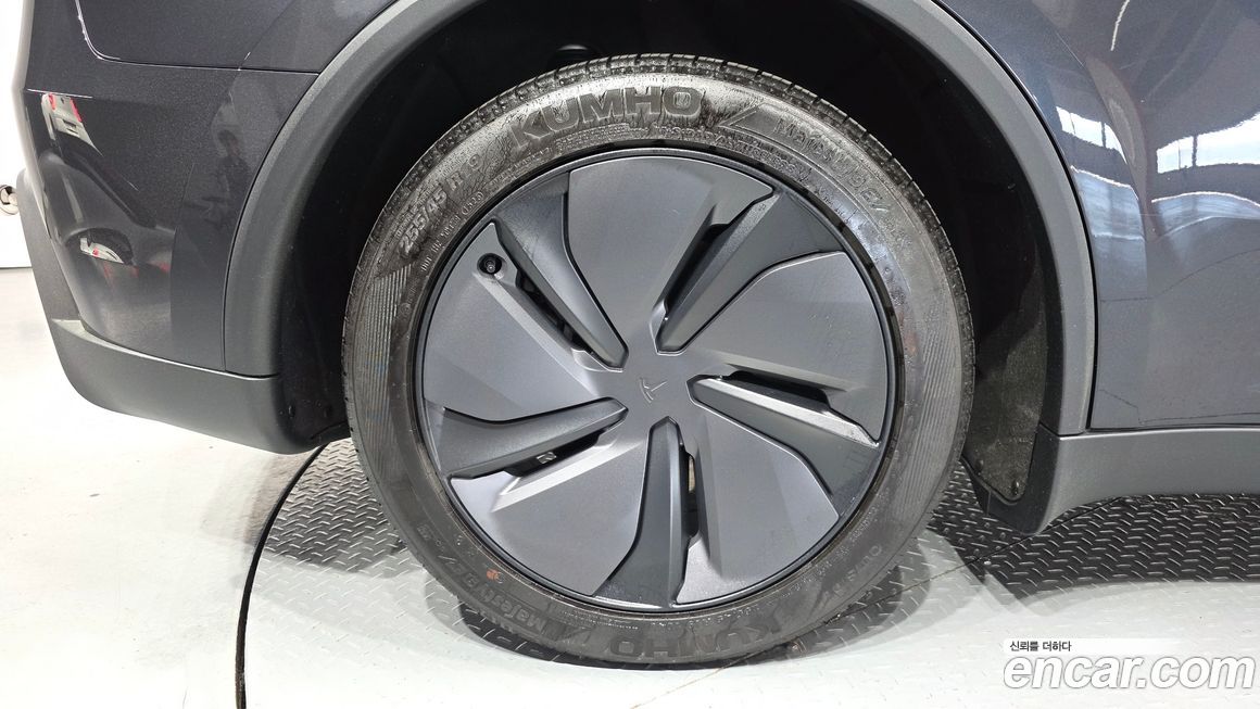 Tesla Model Y 2025