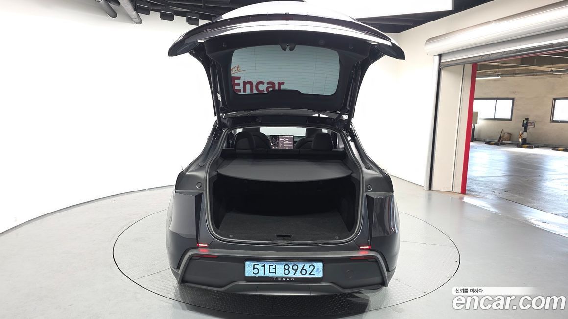 Tesla Model Y 2025