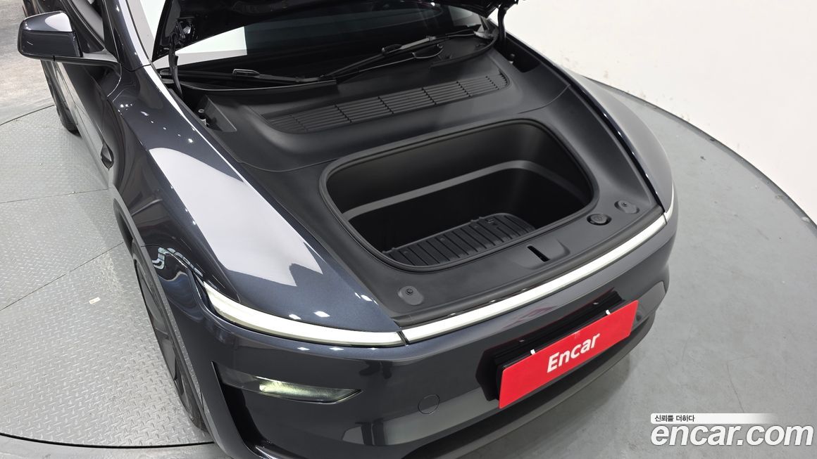 Tesla Model Y 2025