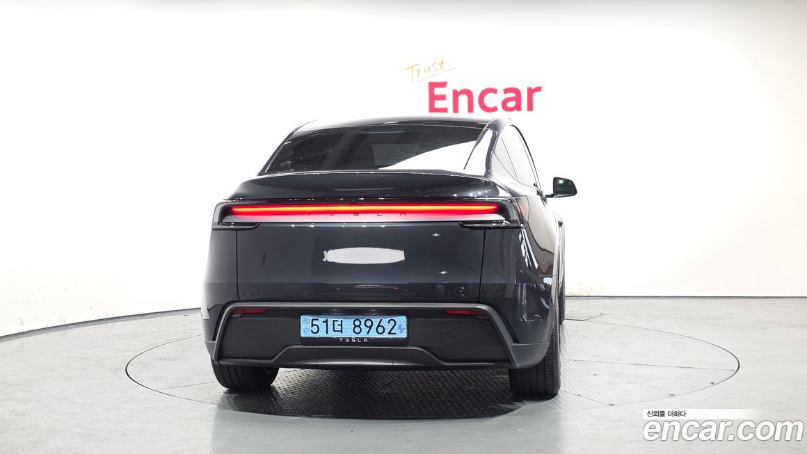 Tesla Model Y 2025