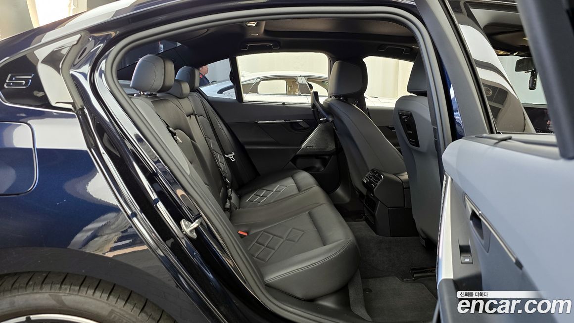 BMW 5-Series 2024