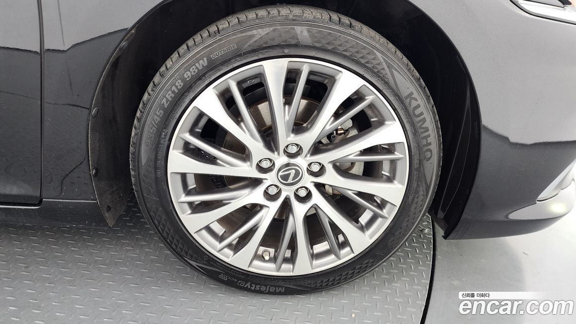 Lexus ES 2019