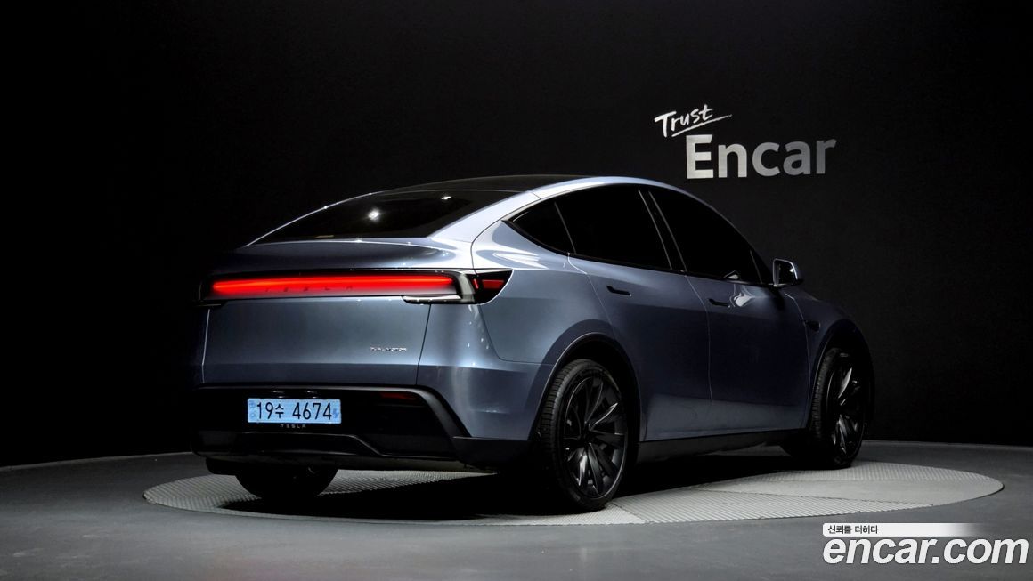 Tesla Model Y 2025