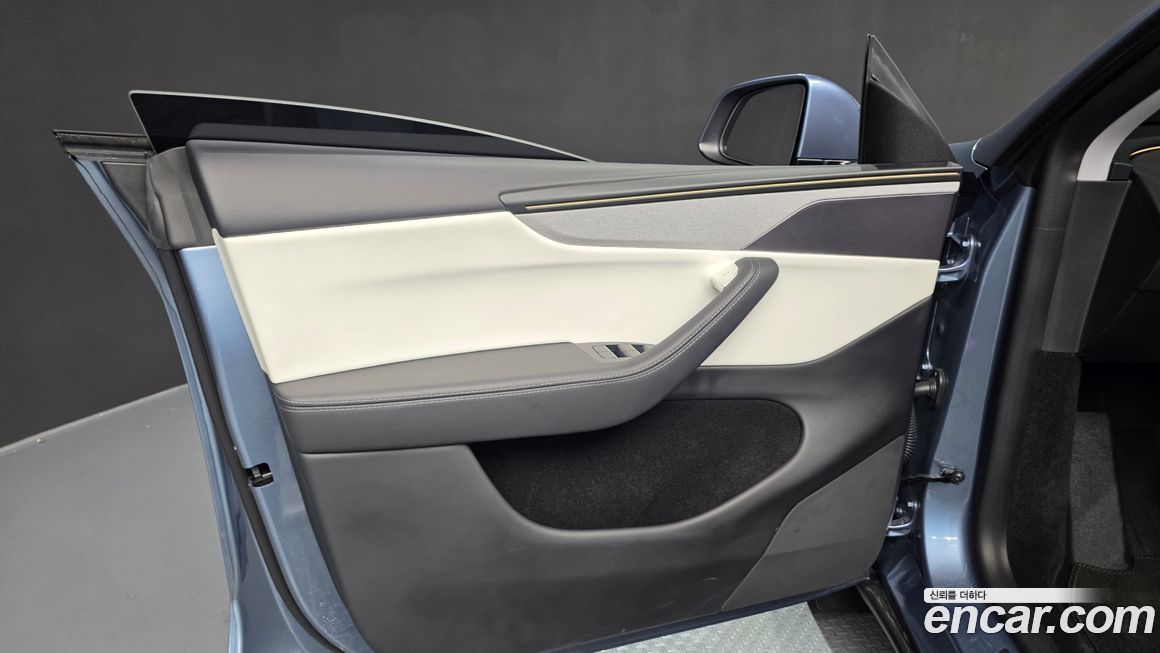 Tesla Model Y 2025