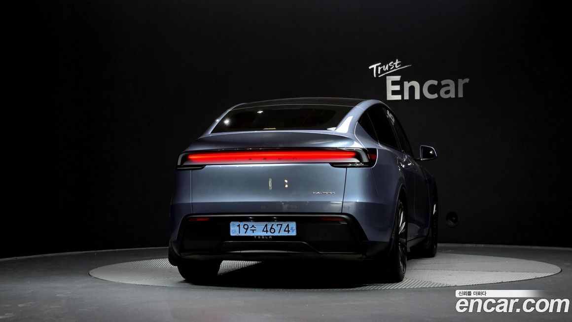 Tesla Model Y 2025