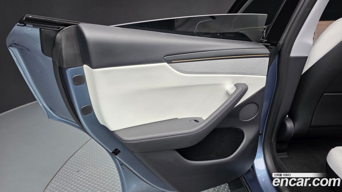 Tesla Model Y 2025