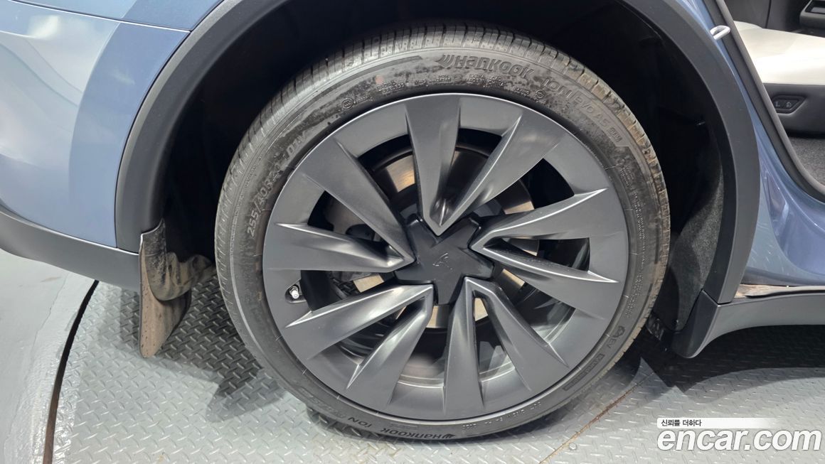 Tesla Model Y 2025