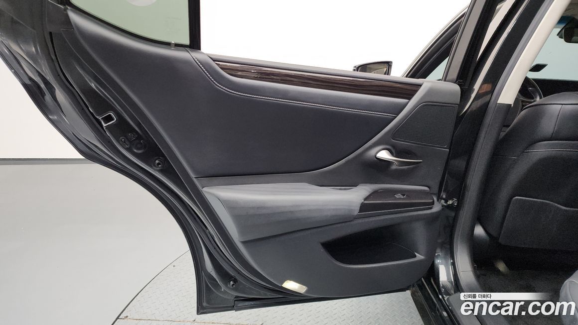Lexus ES 2021