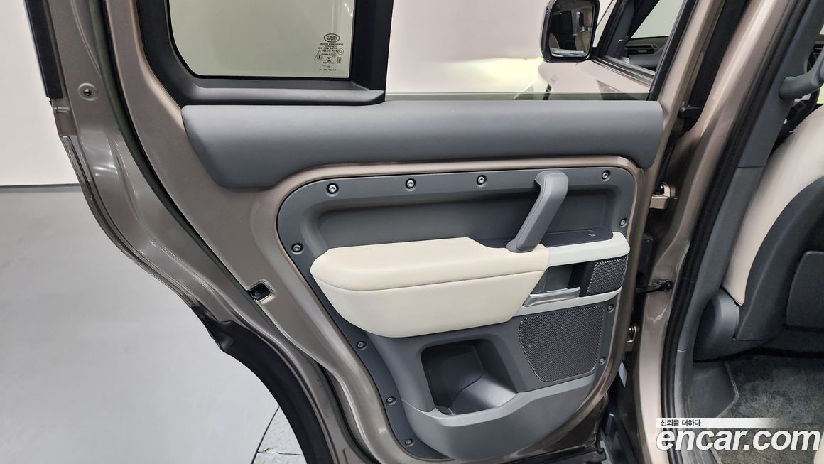 Land Rover Defender 2023