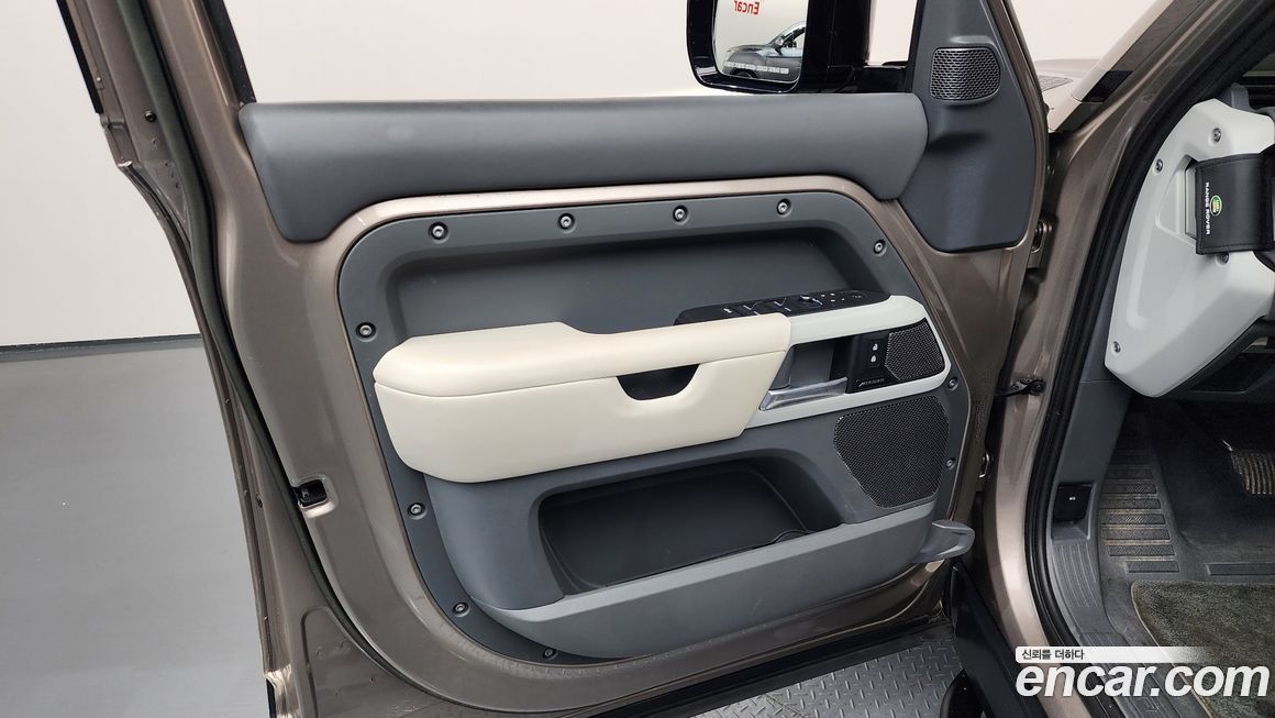 Land Rover Defender 2023